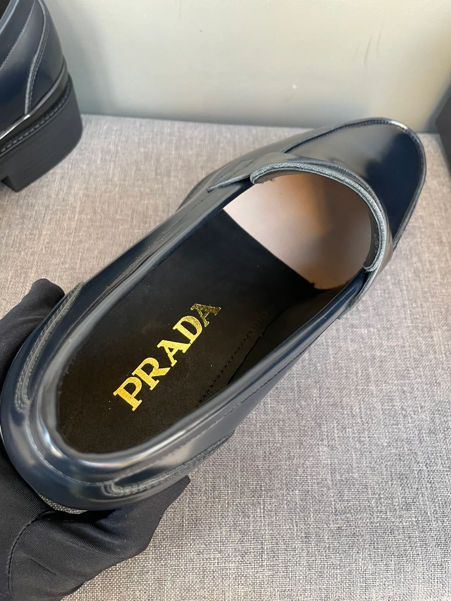 Men's shoes 💰860 💰Best recommendation✨PRADA Prada top purchasing quality imported upper with color-brushed edge beads carved toe design cowhide lining private molded TPU outsole non-slip, wear-resistant and elastic fashionable and versatile burgundy black blue 39-44 in stock (38, 45 customized for replacement, return and exchange)